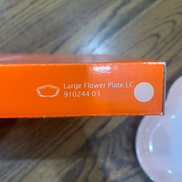 New Le Creuset Ballerina Pink Large Flower Plate 23cm - Picture 4 of 5